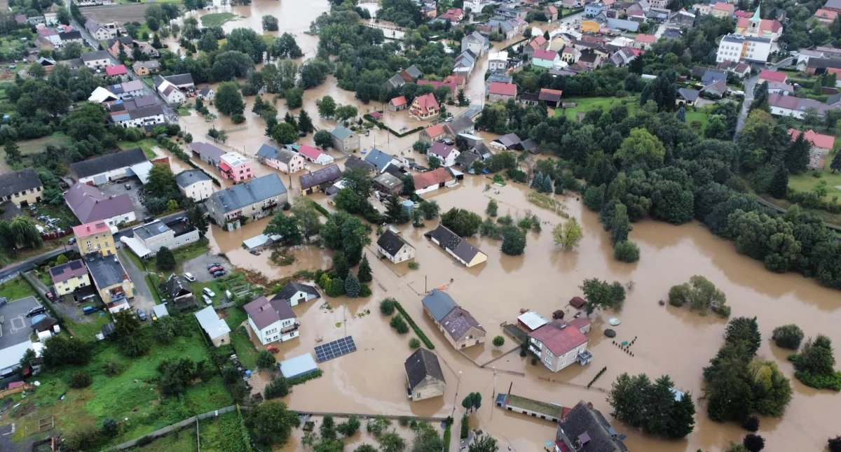 Pomoc powodzianom w Głuchołazach. Ważne telefony, numer konta, pomoc medyczna 