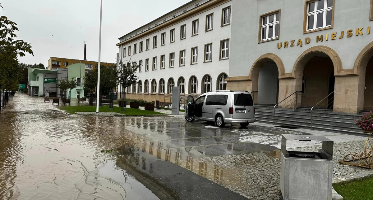 W Nysie zalało nawet magazyn ze sprzętem przeciwpowodziowym  