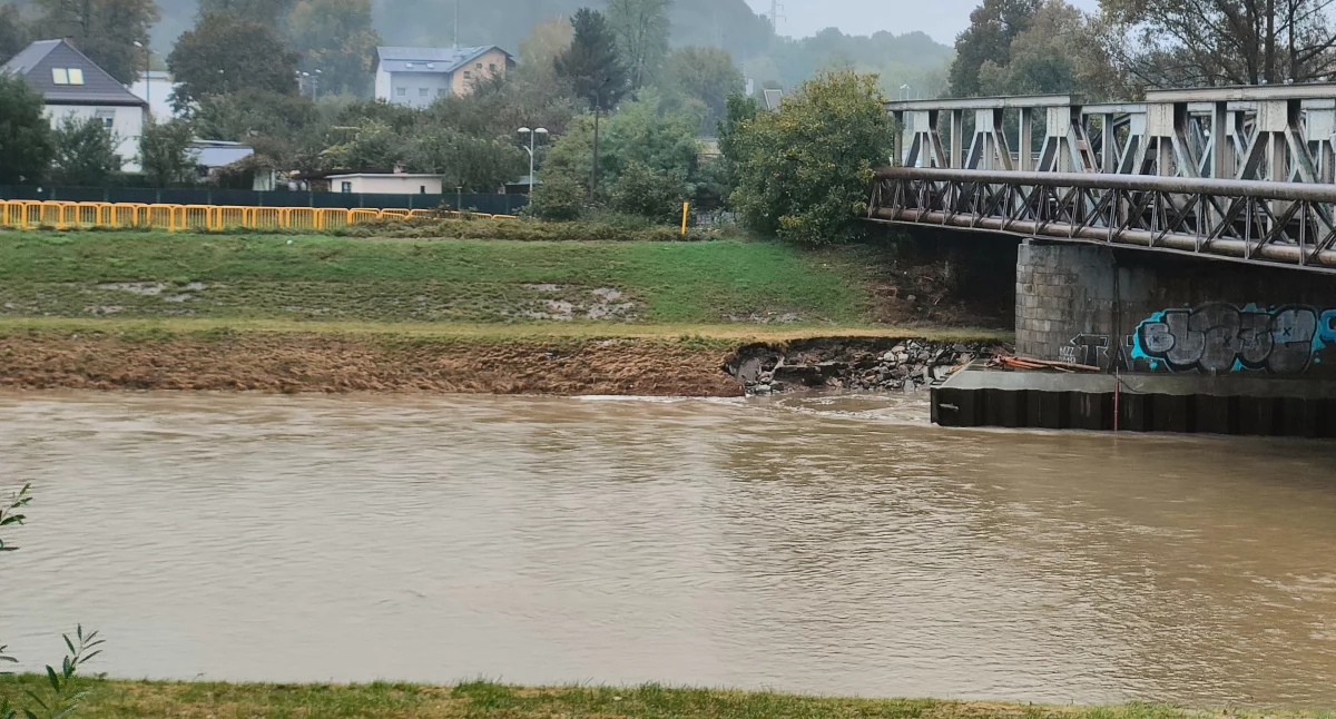 Powódź w Cukrach Nyskich. Skąd wdarła się woda?  