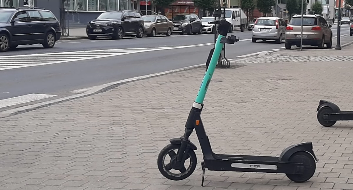 Pijany na hulajnodze. Pokonał go chodnik 