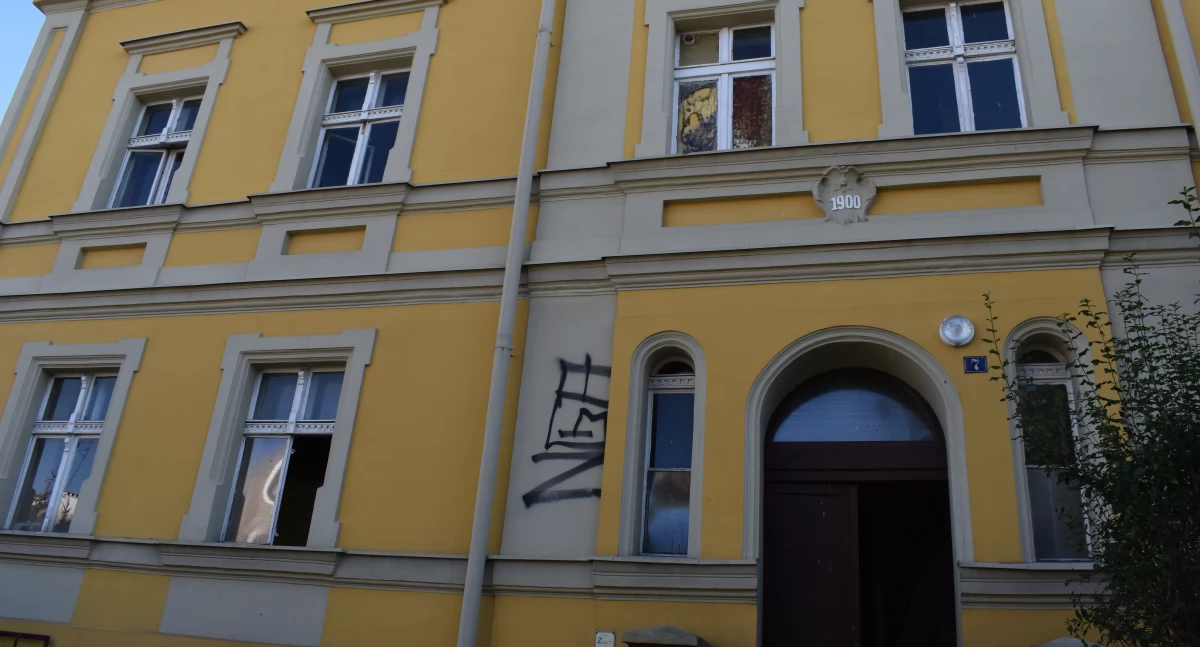 Zdewastowali kamienicę. Gmina od lat nic nie robi!