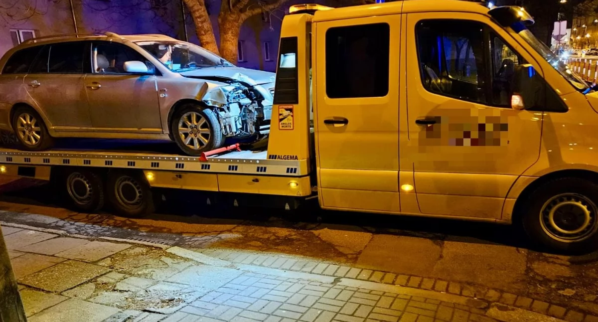 Pijany ukrainiec wjechał w znak i śmietnik – miał 2,6 promila
