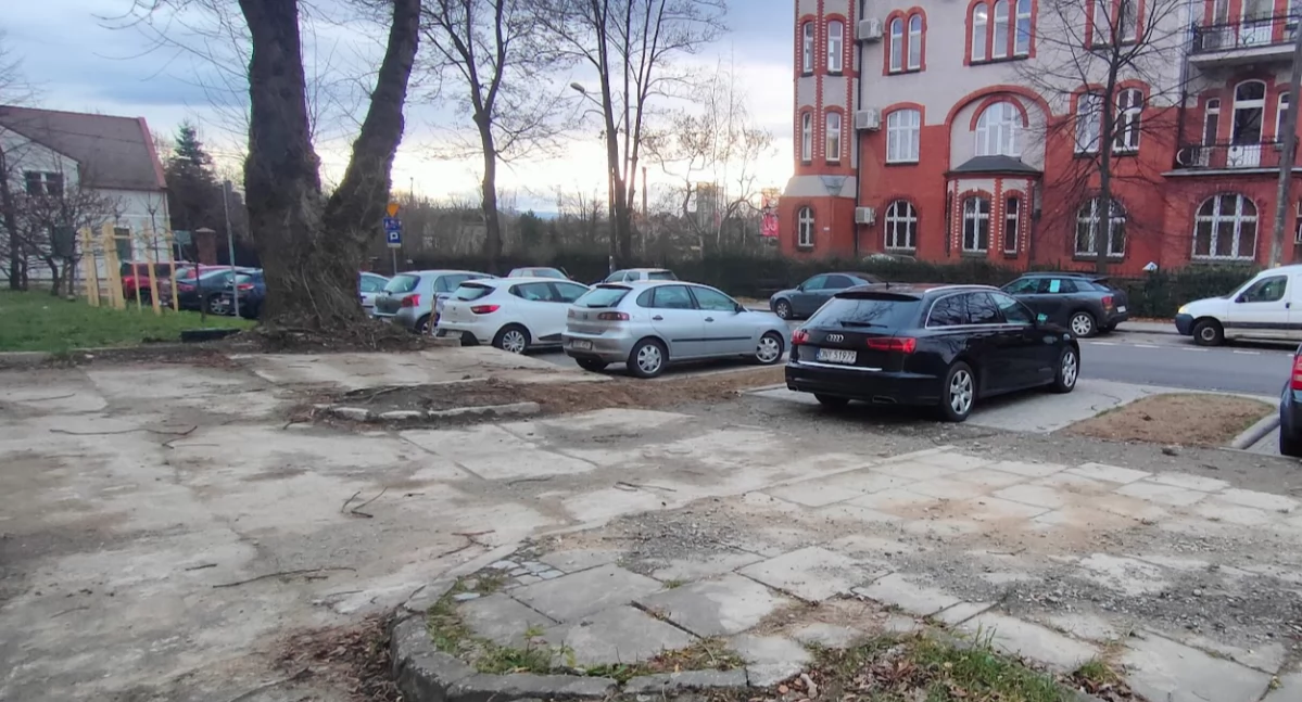 Fuszerka na Kmicica. Zostawili stare betonowe płyty 