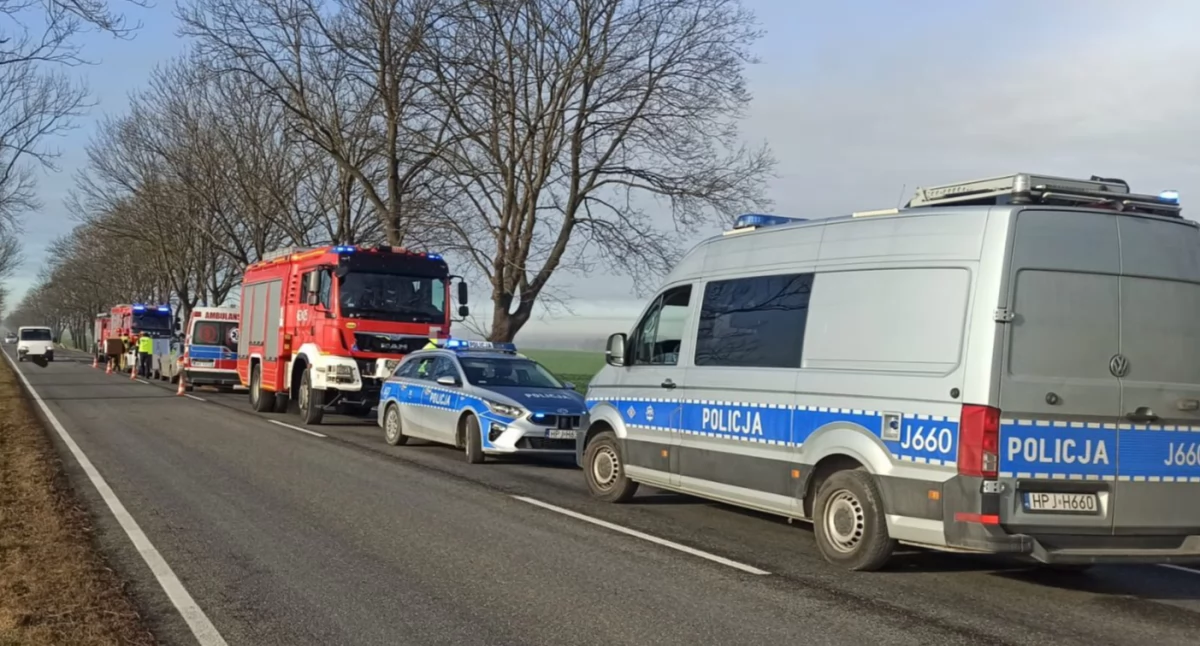 Porzucony na poboczu Ford i brak ostrożności doprowadziły do zderzenia