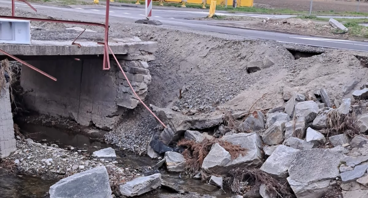 Mieszkańcy bez mostu i pomocy. Dramatyczna sytuacja po powodzi