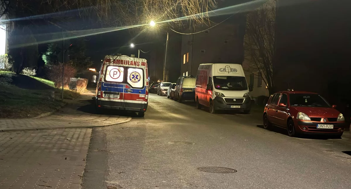 Mężczyzna z nożami rzucił się na samochód