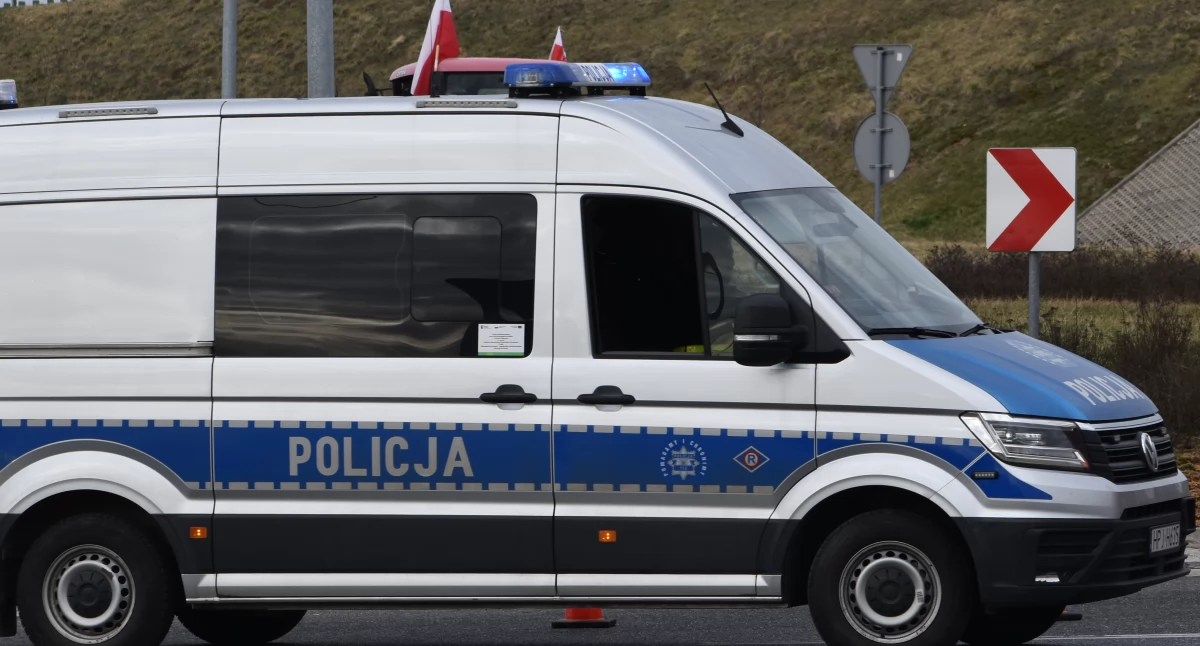 Pijany motorowerzysta uderzył w zaparkowane auto i uciekł