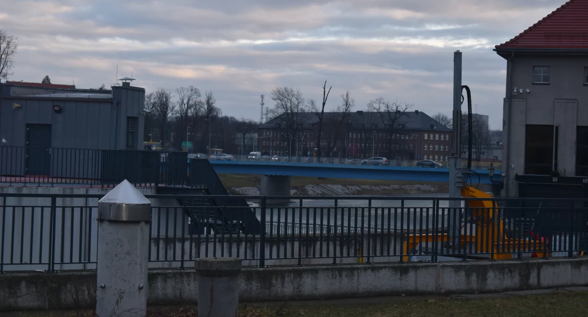 Budowa brakującego przęsła kładki przy elektrowni wodnej. Przez lata nic się nie działo