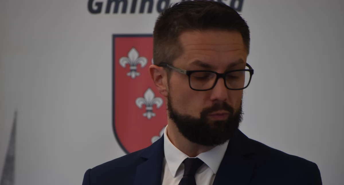 Radny Bogdanowski atakuje i wyśmiewa swoja ofiarę 