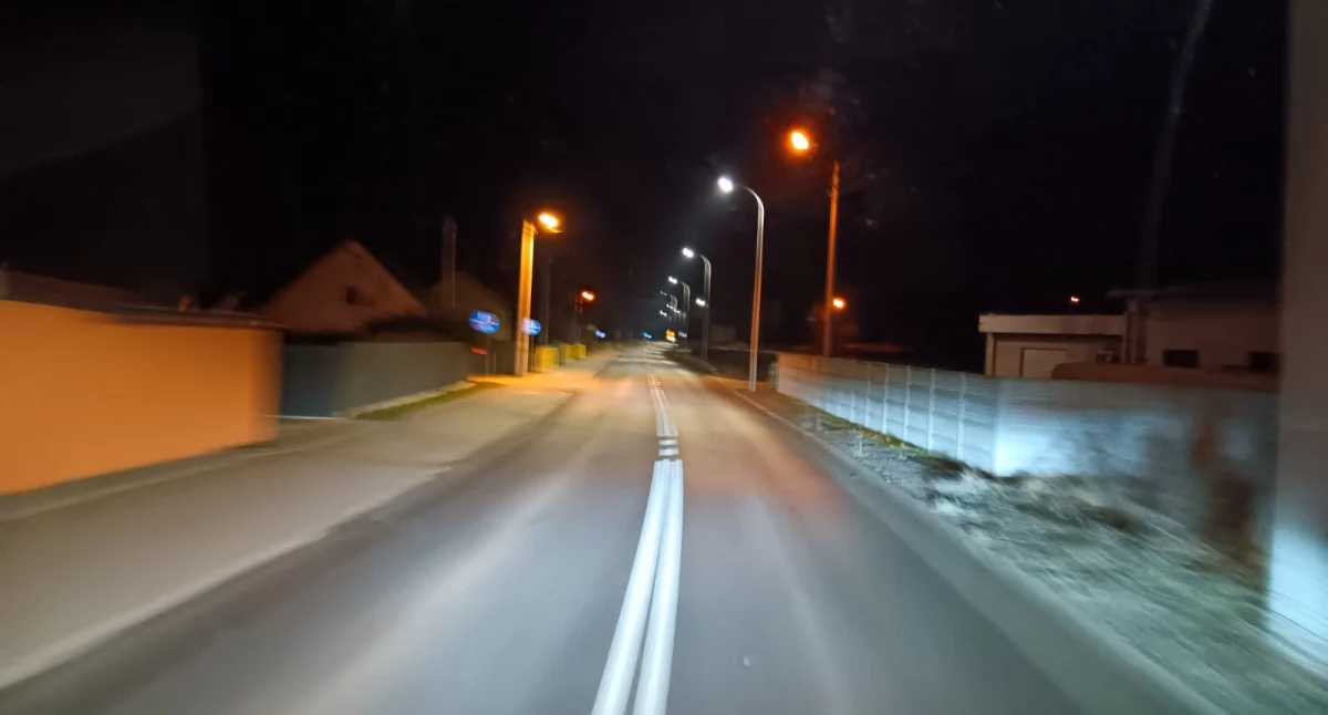 Po remoncie drogi w Przełęku świecą się stare i nowe lampy 