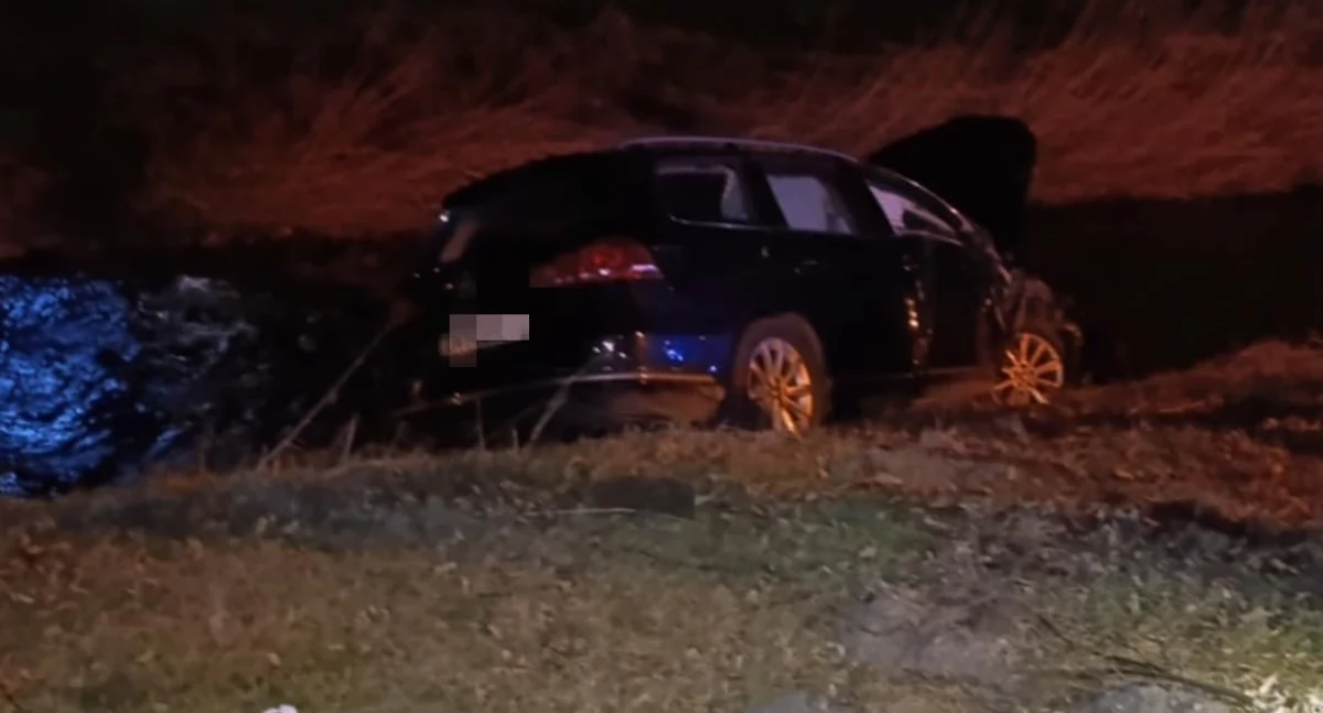 Pijany 23-latek wpadł autem do potoku. Miał 3,26 promila