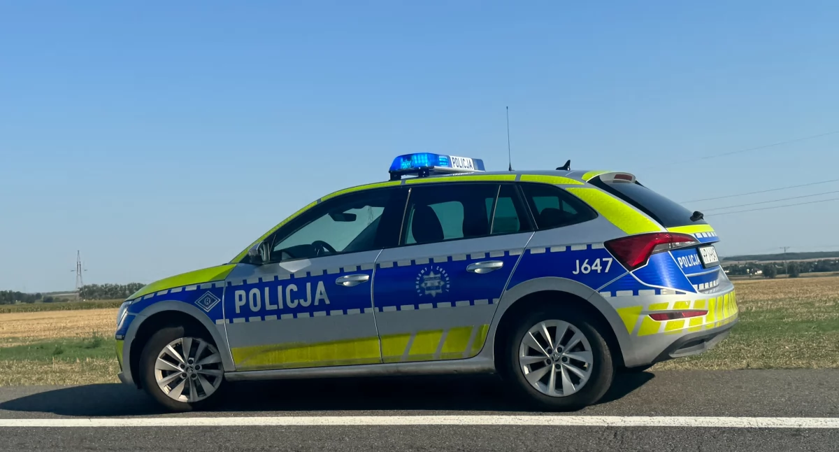 26-letni mężczyzna uratowany przez policję. Stał za barierkami mostu