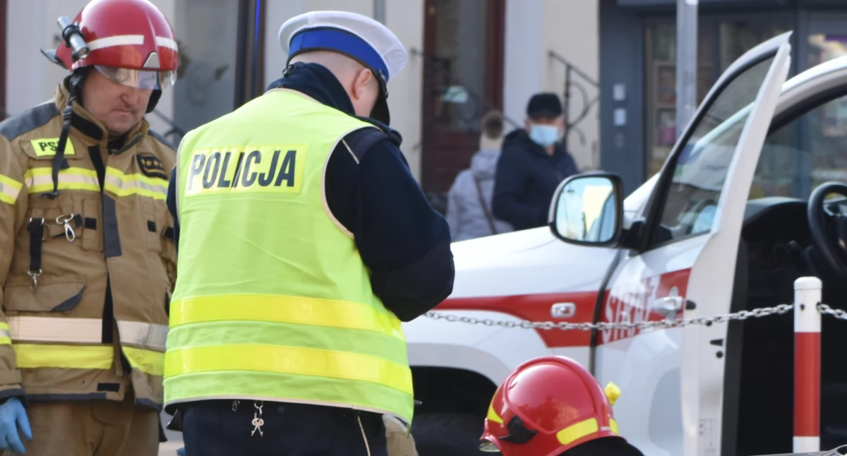 Motocyklista uderzył w betonowe ogrodzenie