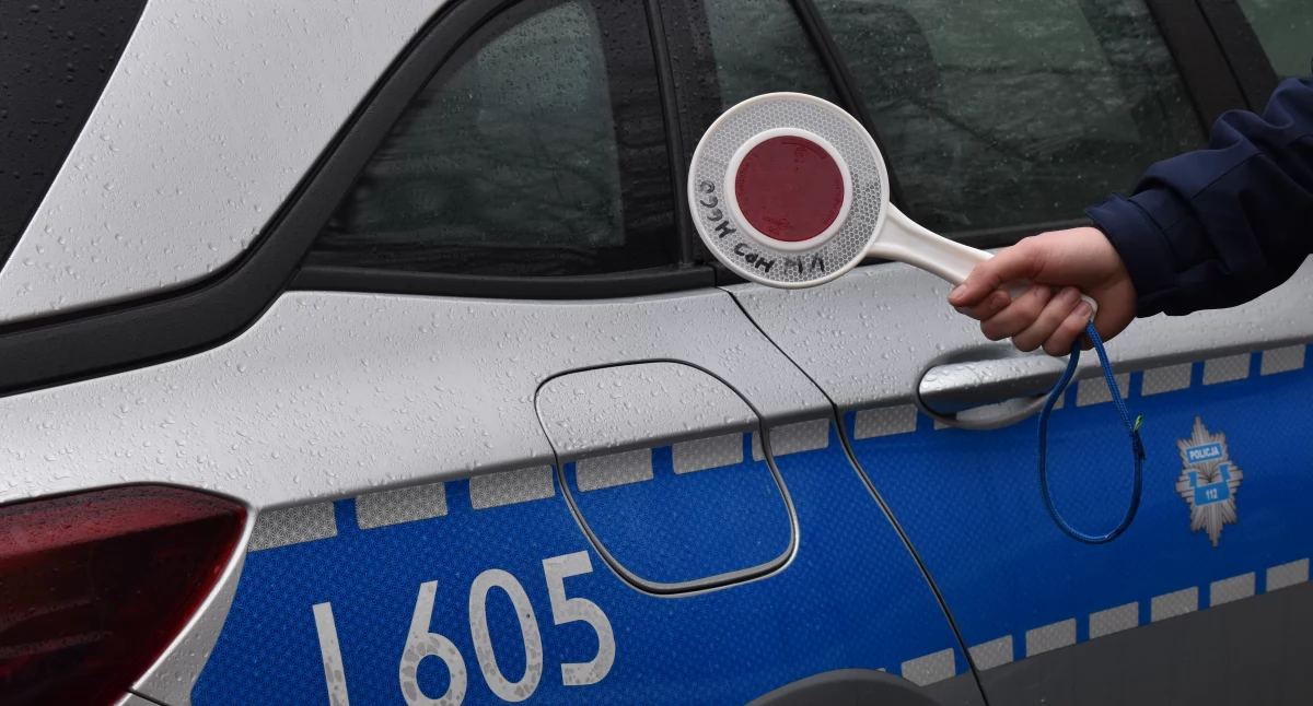 Uszkodziła trzy samochody. Z rozpaczy poszła się napić?