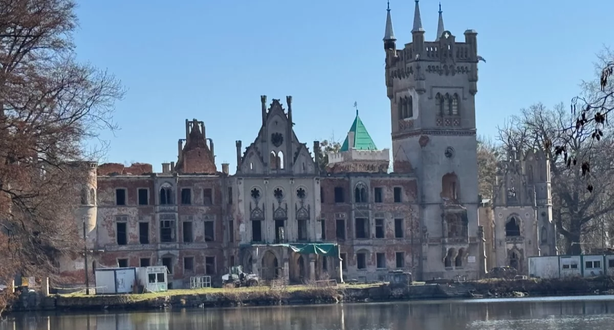 Pałac w Kopicach pomału podnosi się z ruin