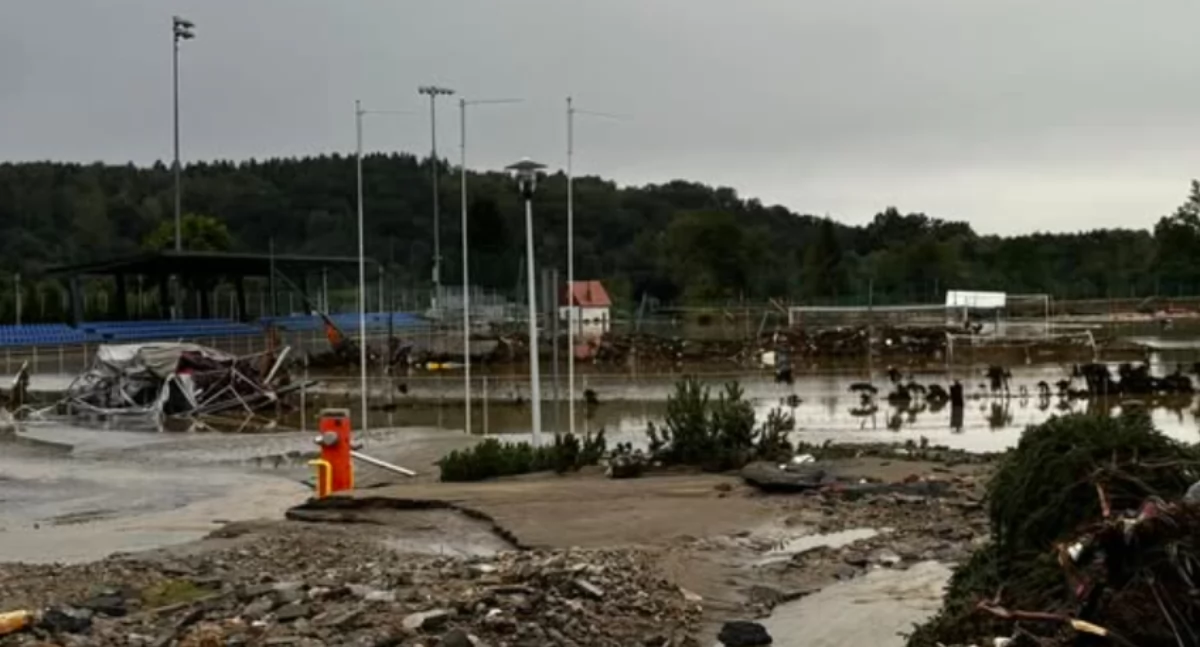 Zniszczony przez  powódź stadion pozostanie na swoim miejscu 