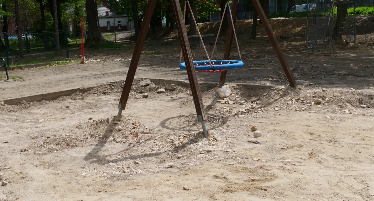 Głuchołazy: Zniszczone przez powódź place zabaw to niebezpieczeństwo 