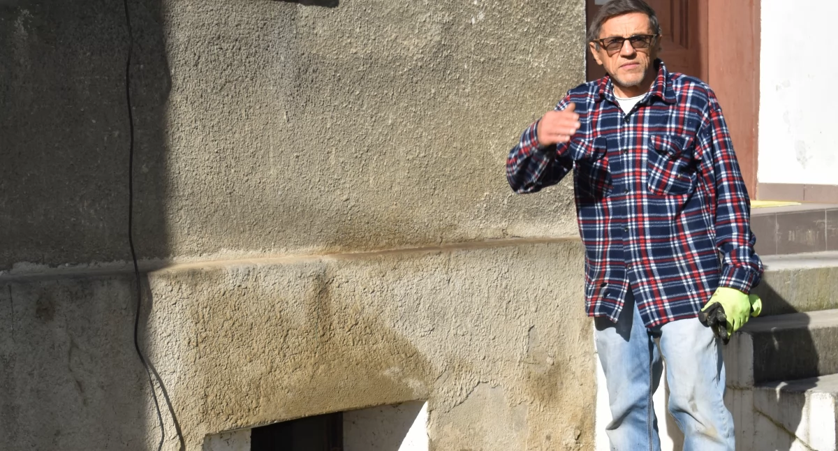  Woda cały czas jest w moim domu. Osiem miesięcy po powodzi Adam Wala ze Starego Lasu  nie może doprowadzić swojego domu do stanu pełnej używalności