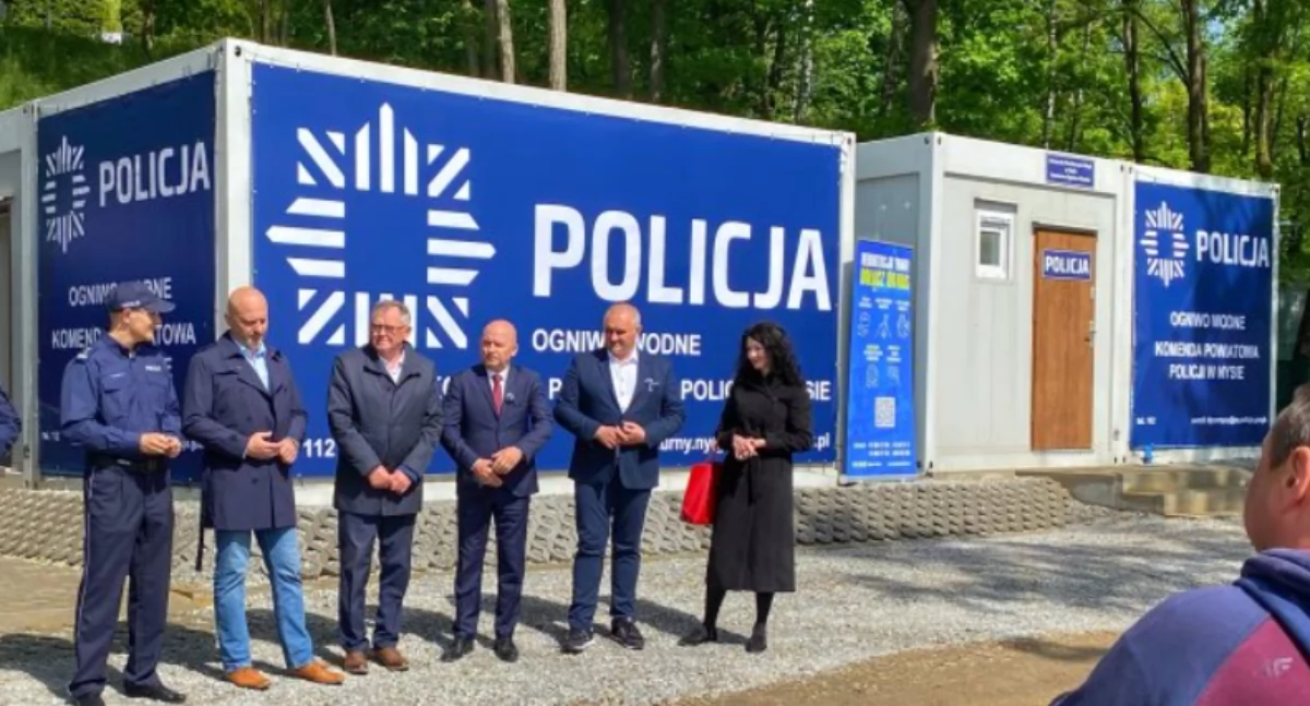 Policja kontenerowa na jeziorem nyskim 
