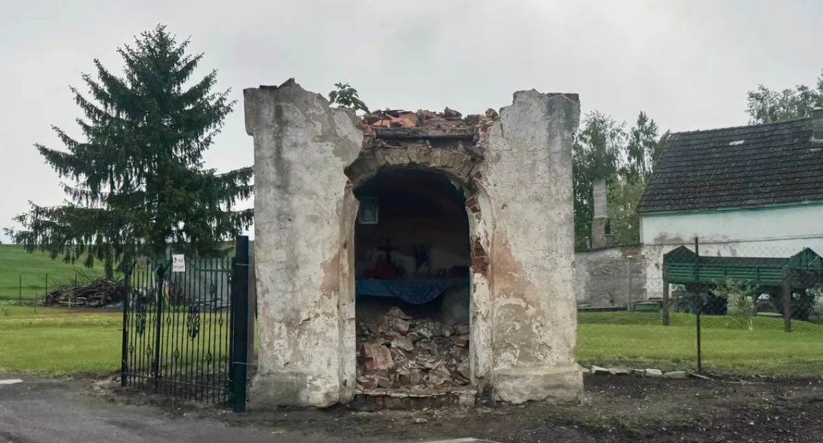 Zrujnowana kapliczka w Lubiatowie 