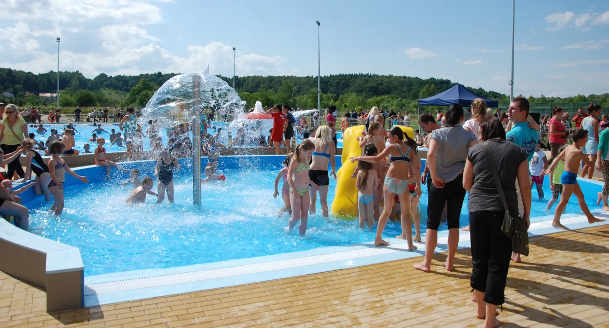 Basen zamknięty po powodzi, będą wozić do Nysy 