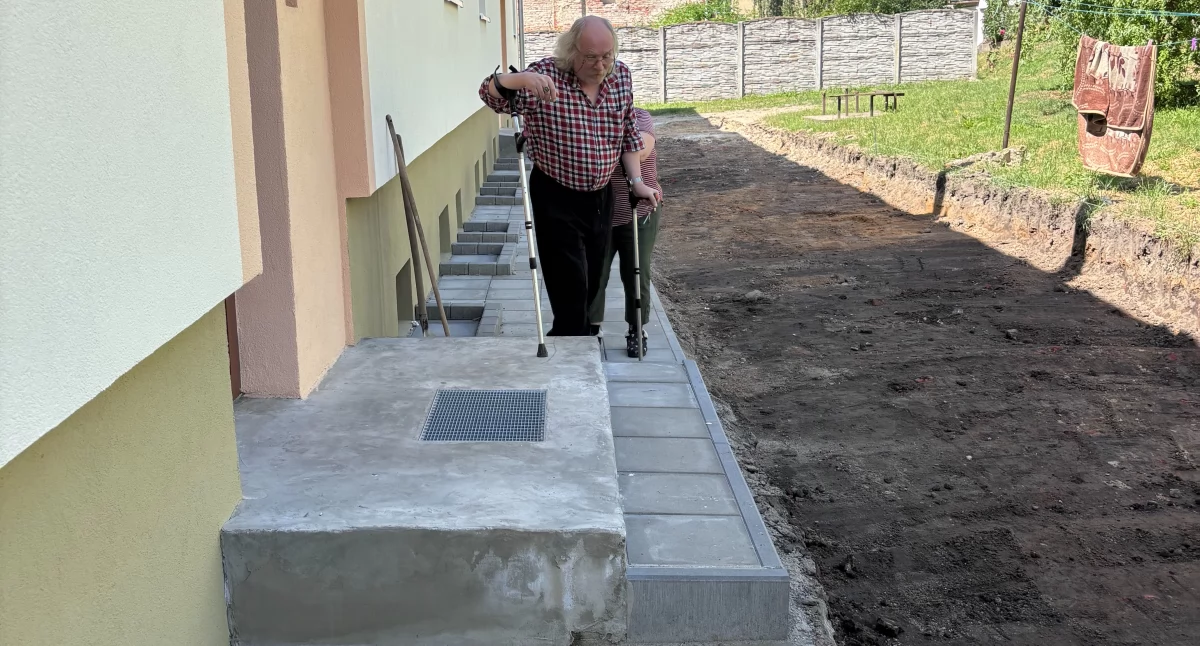 Bariera (urzędnicza) dla niepełnosprawnych w gminnym budynku 