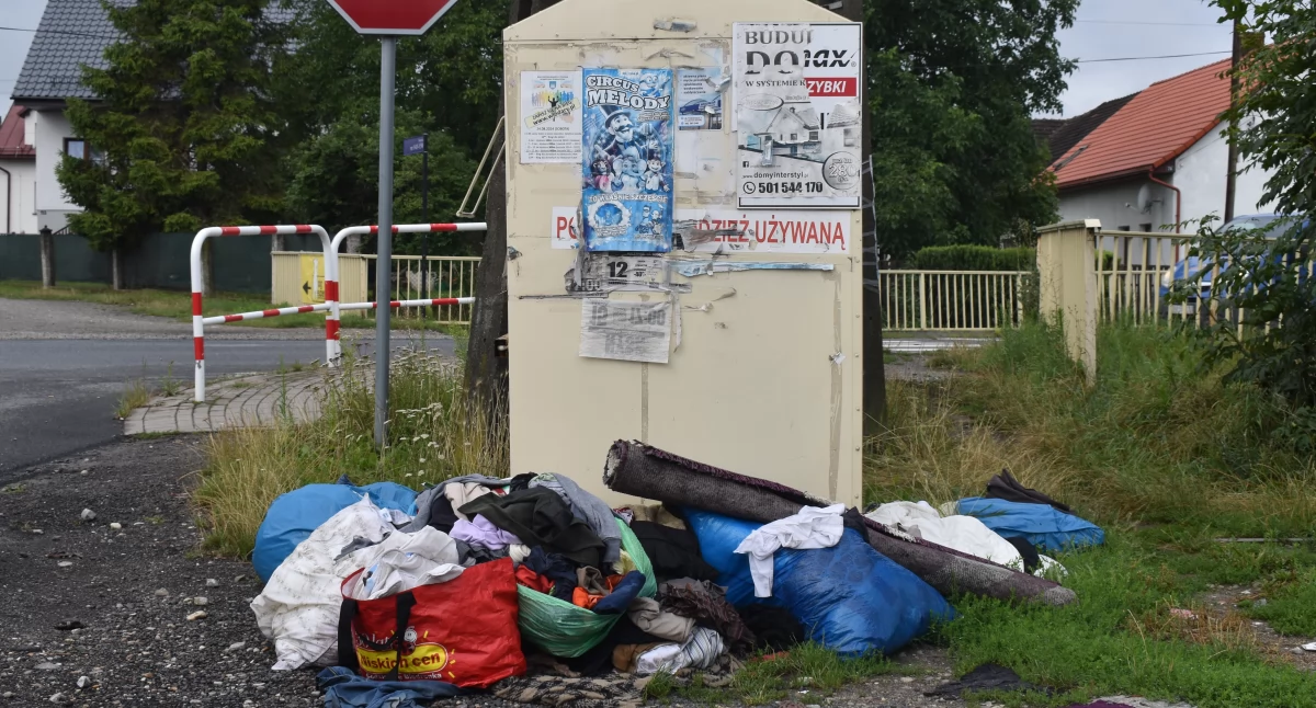 Bałagan wokół kontenerów na odzież