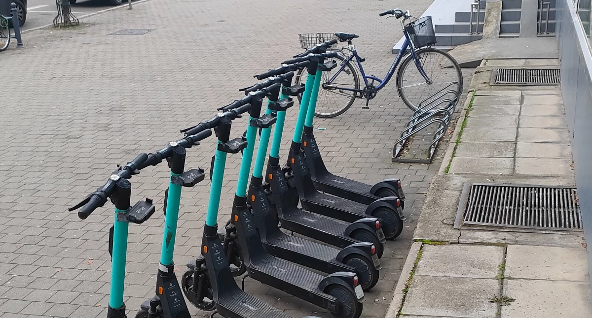 Hulajnogi. Radny wnioskuj o wyznaczenie miejsc do ich parkowania 