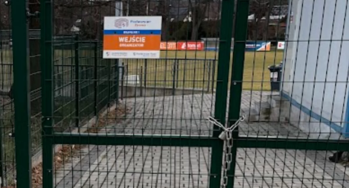 Zawłaszczyli boisko! Radna składa wniosek o otwarcie obiektu dla mieszkańców 