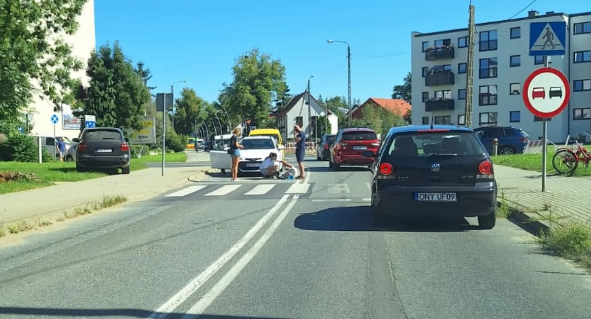 Rowerzysta jechał po pasach, kierowca dostał mandat. Potrącenie niepełnosprawnego na pasach na ul. Grodkowskiej
