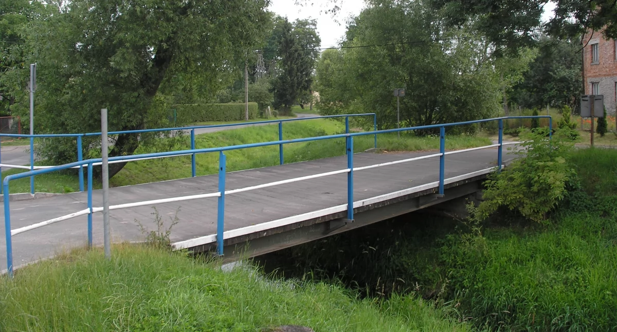 Nielegalne kładki nad rzeką? 