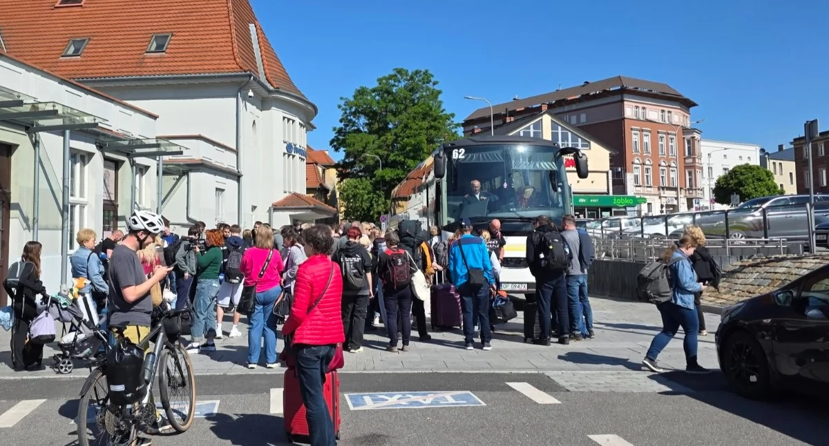 Kompromitacja na torach. Po co pociąg, skoro PKP podstawia autobusy?