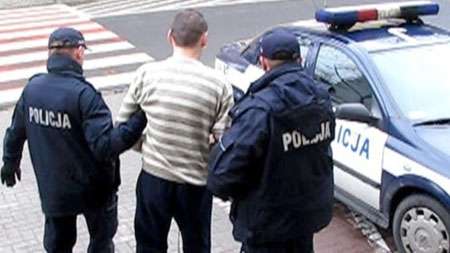 Zadźgał matkę i poszedł po piwo