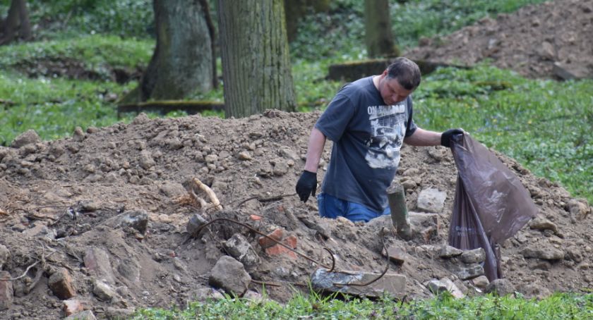 Ludzkie szczątki w hałdach gruzu