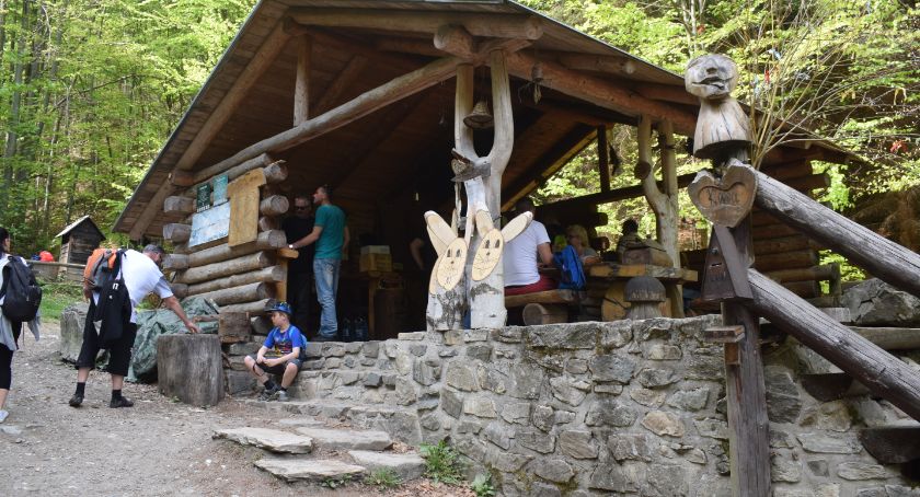 Zamiast barmana jest skarbonka
