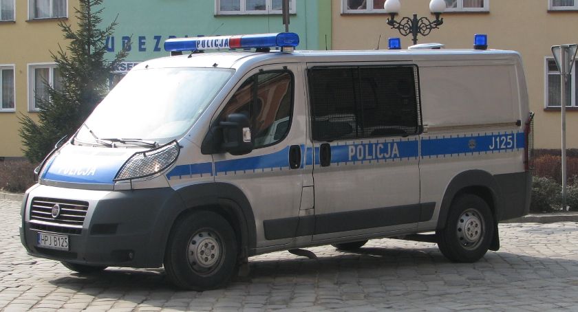 Pobicie obok basenu