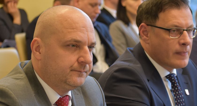 Sekretarz mydli oczy