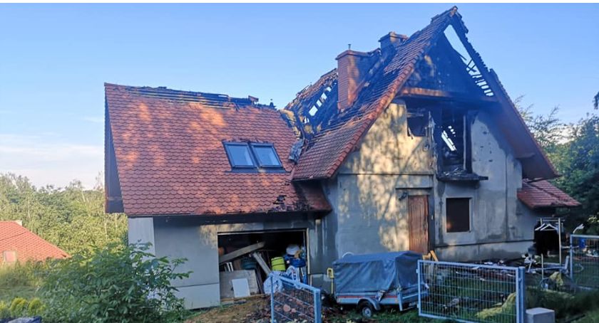 Pożar w Głuchołazach.Nieprzytomna kobieta znaleziona obok płonącego domu