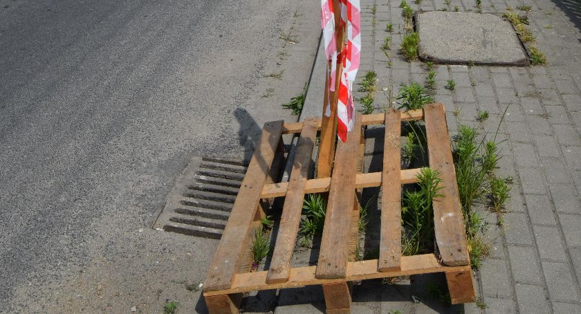 Dziura w chodniku