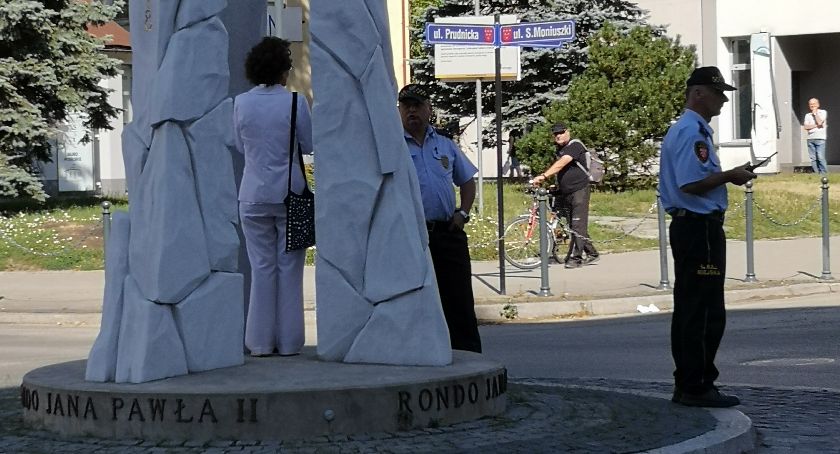 Nietypowa sytuacja na rondzie 