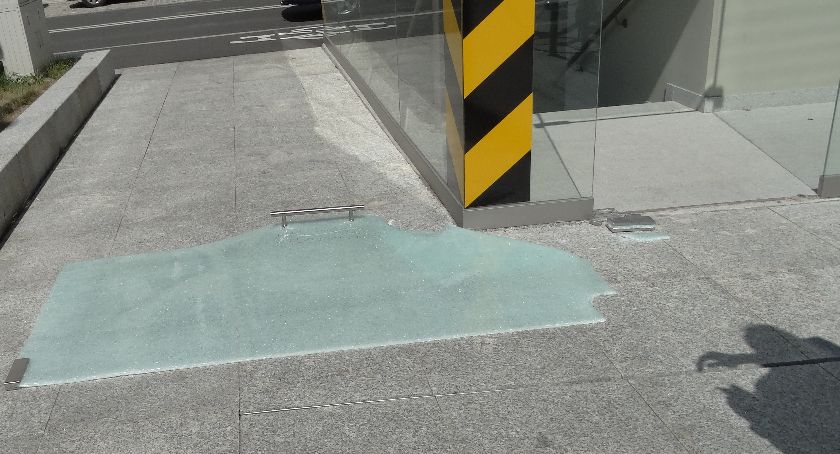 Parking na Piastowskiej: szkło mogło zranić ludzi