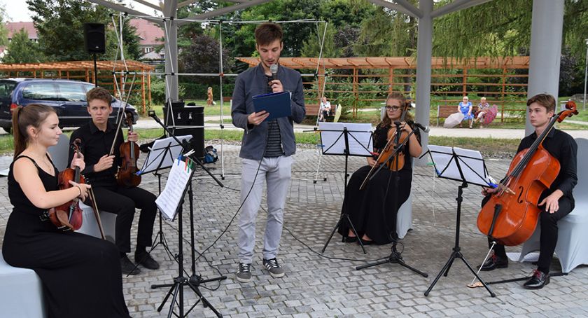 Od klasyki po muzykę filmową - koncert na Placu Paderewskiego 