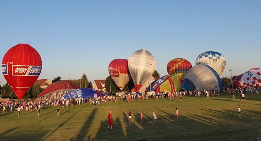 Niebo pełne kolorowych balonów