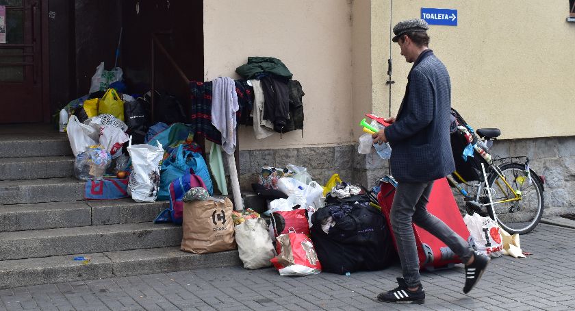 Koczuje pod dworcem