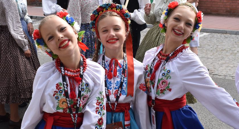 Barwne stroje, śpiew i tańce