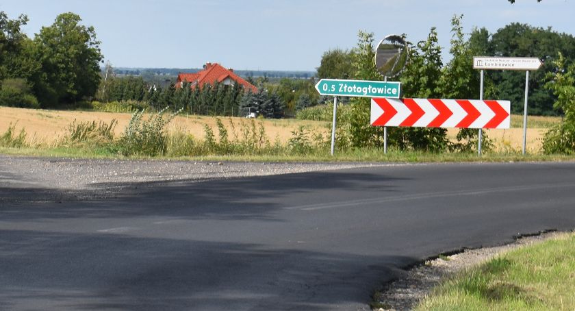 Walczą o drogę i skrzyżowanie