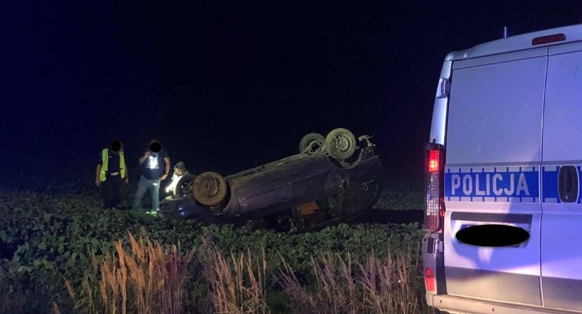 Uciekali przed policją! Dachowali