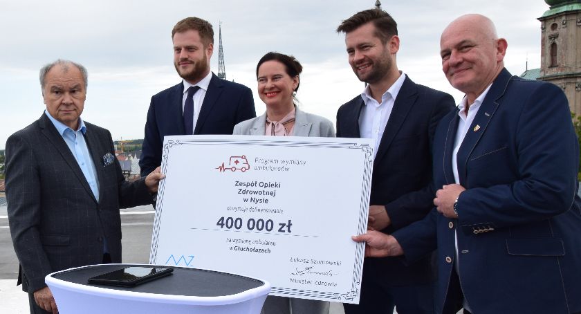 Karetka od ministra i pieniądze na naczyniówkę