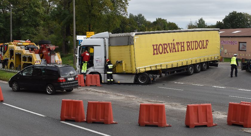 Tir zablokował drogę
