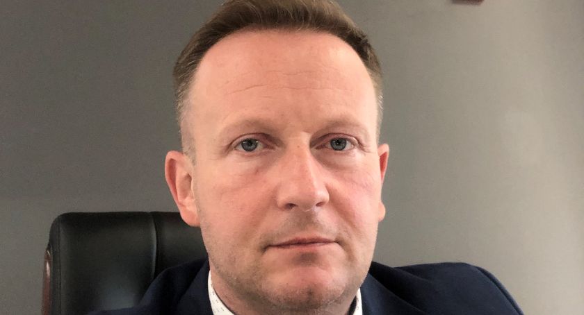 Ekom buduje kwaterę i obsadza dyrektorów
